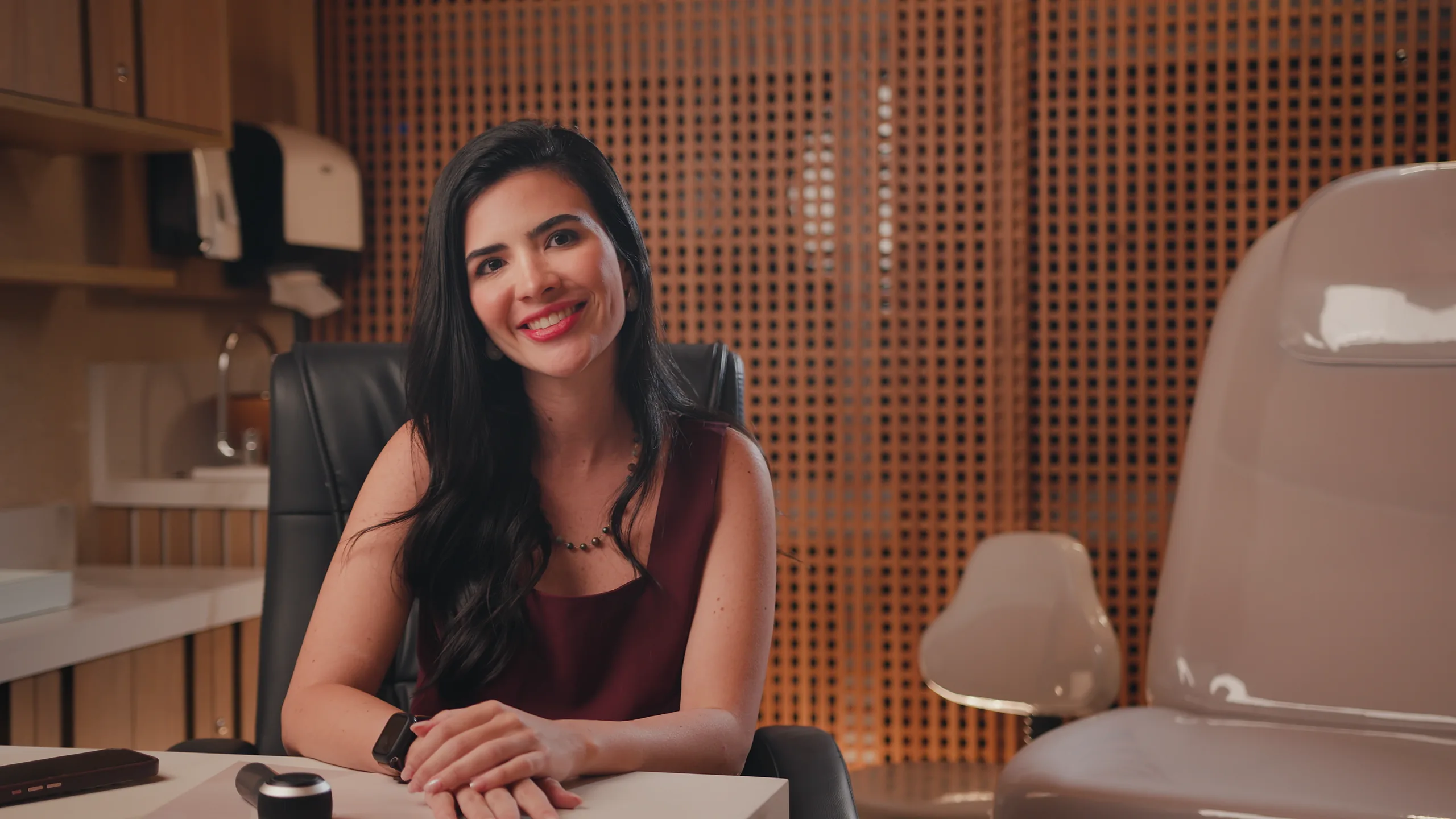 Dra. Lara Mesquita, dermatologista em Ipanema, no consultório